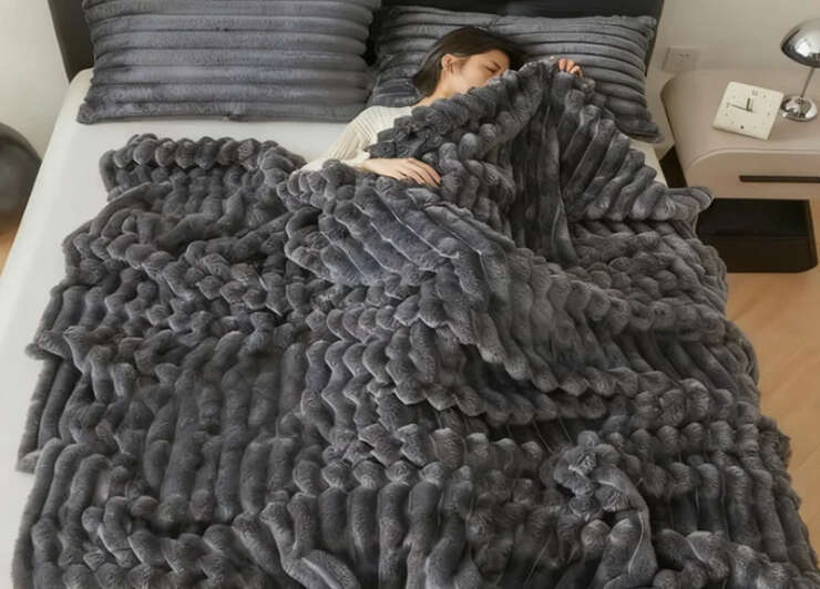 1pc Throw Blanket for Bed - 250GSM Soft & Warm Fluffy Blanket, Decorative Striped Blankets for Winter  Nap / Sleep